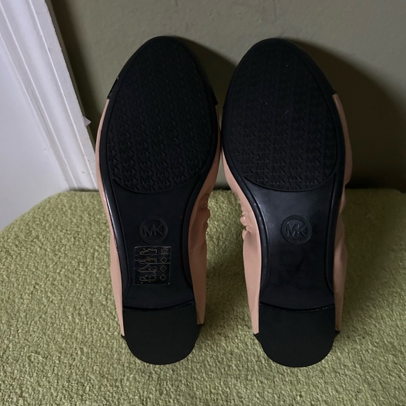 New Michael Kors Tan/Black Leather Cap Toe Logo Ballet Flats - Picture 13 of 13